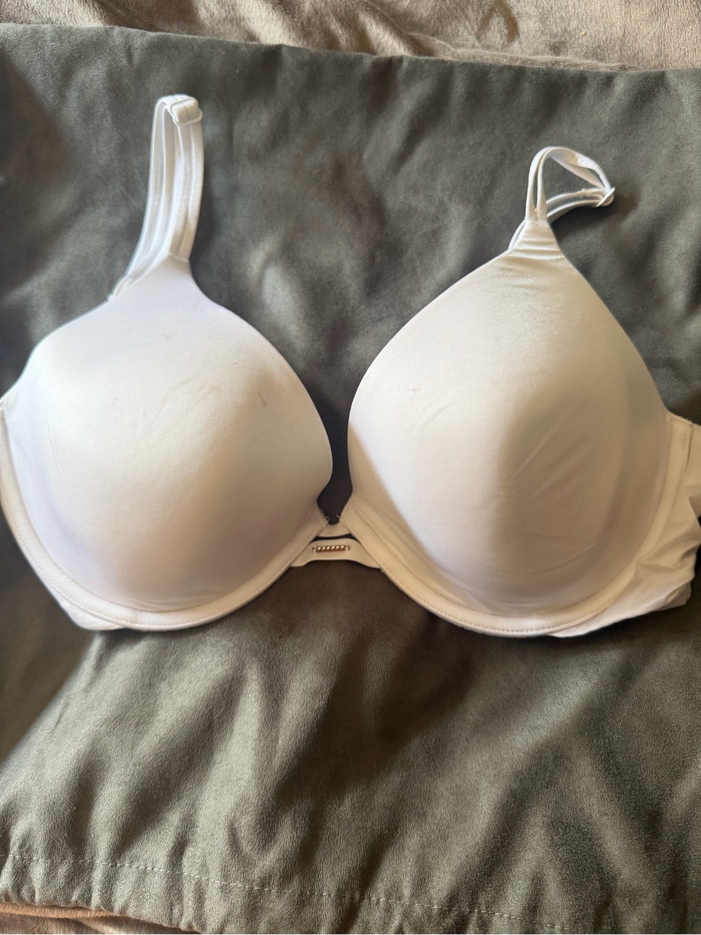 Victoria’s Secret lightly lined smooth bra, size 34DD / E75